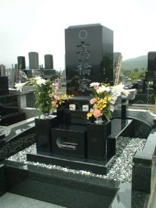 和型墓石２重台（仙台市内、葛岡墓園）