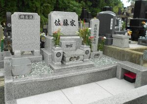横型墓石（大崎市内、光明寺）