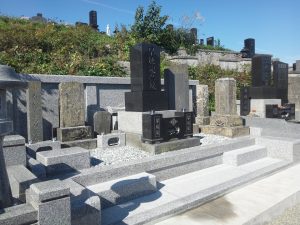 リフォーム後（大崎市内、豆坂墓地）墓石の積み直し・花立香炉の追加・新外柵に交換など