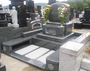 横型墓石（利府町内、長龍寺）