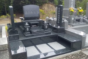 横型墓石（仙台市内、東泉寺）