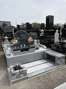 自然石型墓石（加美町内、皆伝寺）