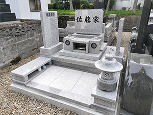 洋型墓石（御寺様境内、国産石一式）